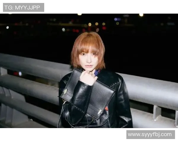 足球明星女友身穿时尚皮衣展现魅力风采引发热议