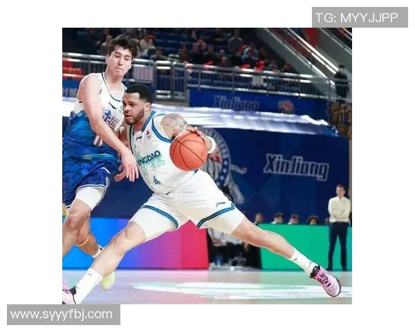 足球明星挑战篮球框精彩瞬间视频分享让你大开眼界的运动跨界对决